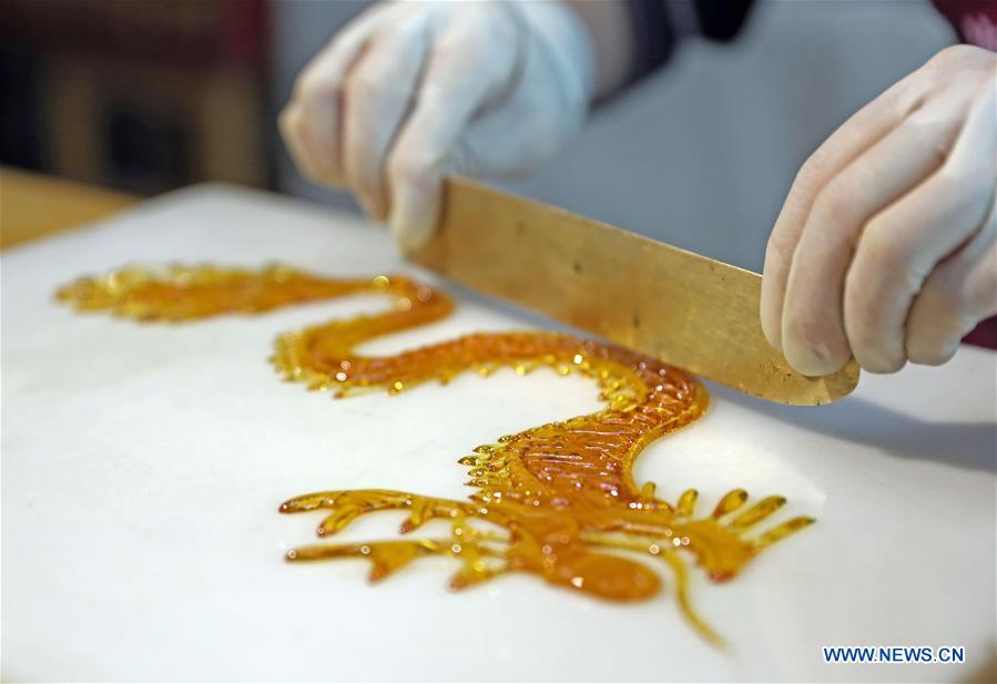 Pic story fifthgeneration inheritor of sugar sculpture Xinhua