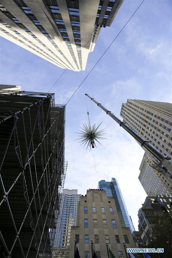 U.S.-NEW YORK-ROCKEFELLER CENTER-CHRISTMAS TREE-SWAROVSKI STAR 