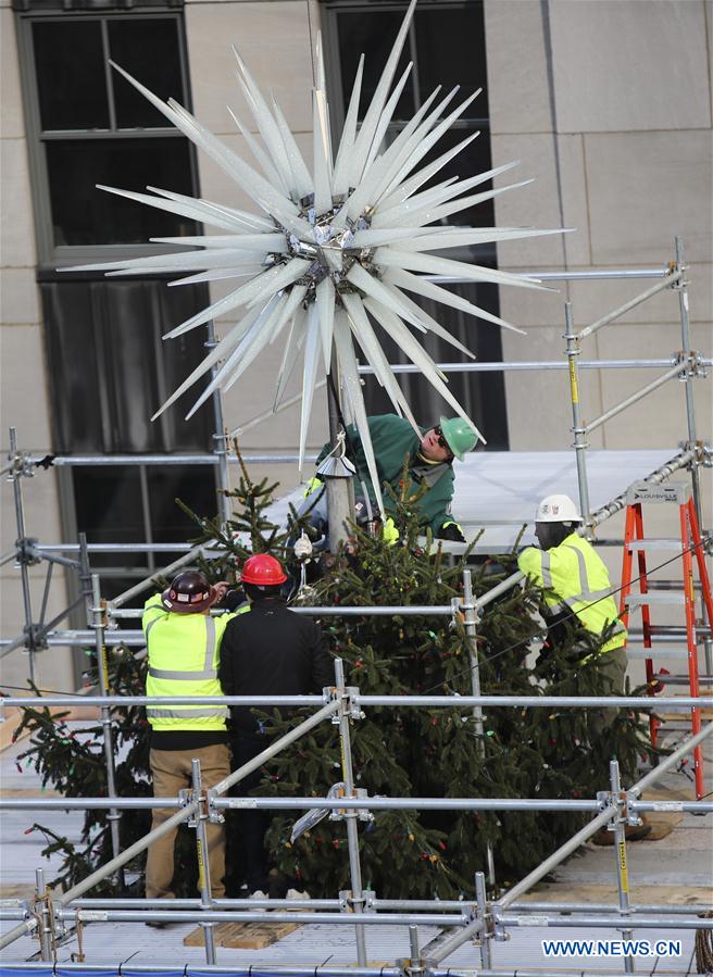 U.S.-NEW YORK-ROCKEFELLER CENTER-CHRISTMAS TREE-SWAROVSKI STAR 