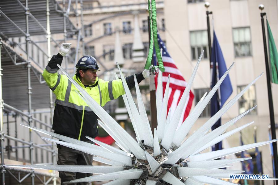 U.S.-NEW YORK-ROCKEFELLER CENTER-CHRISTMAS TREE-SWAROVSKI STAR 