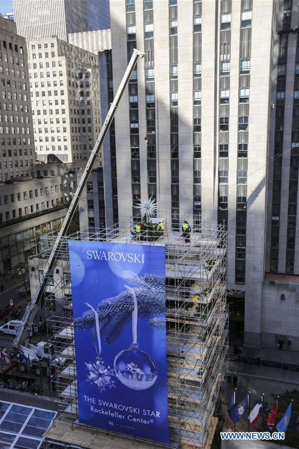 U.S.-NEW YORK-ROCKEFELLER CENTER-CHRISTMAS TREE-SWAROVSKI STAR 