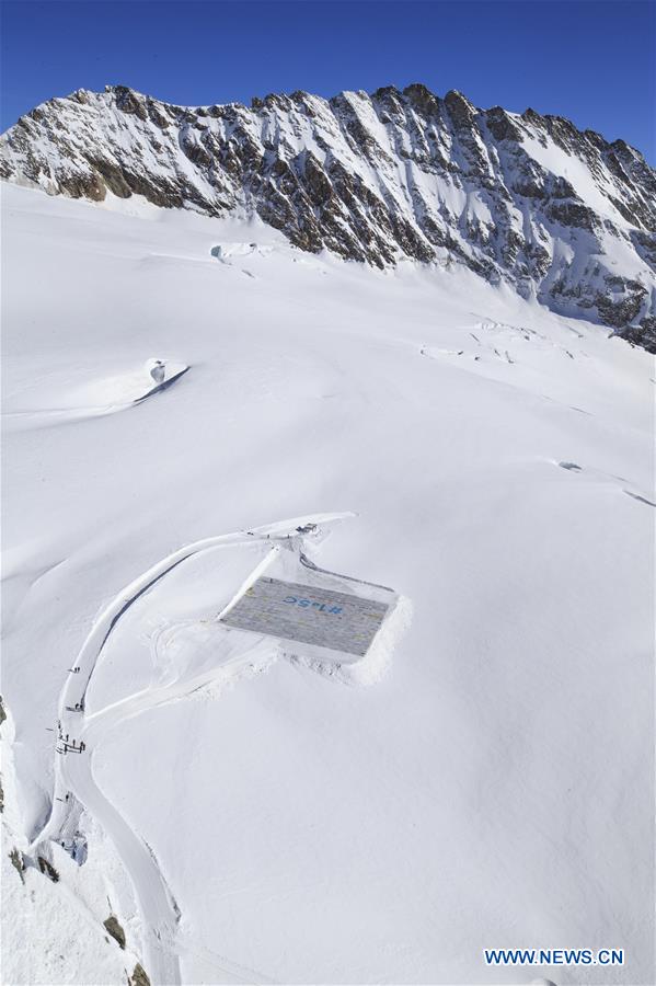 SWITZERLAND-JUNGFRAUJOCH-GIANT POSTCARD