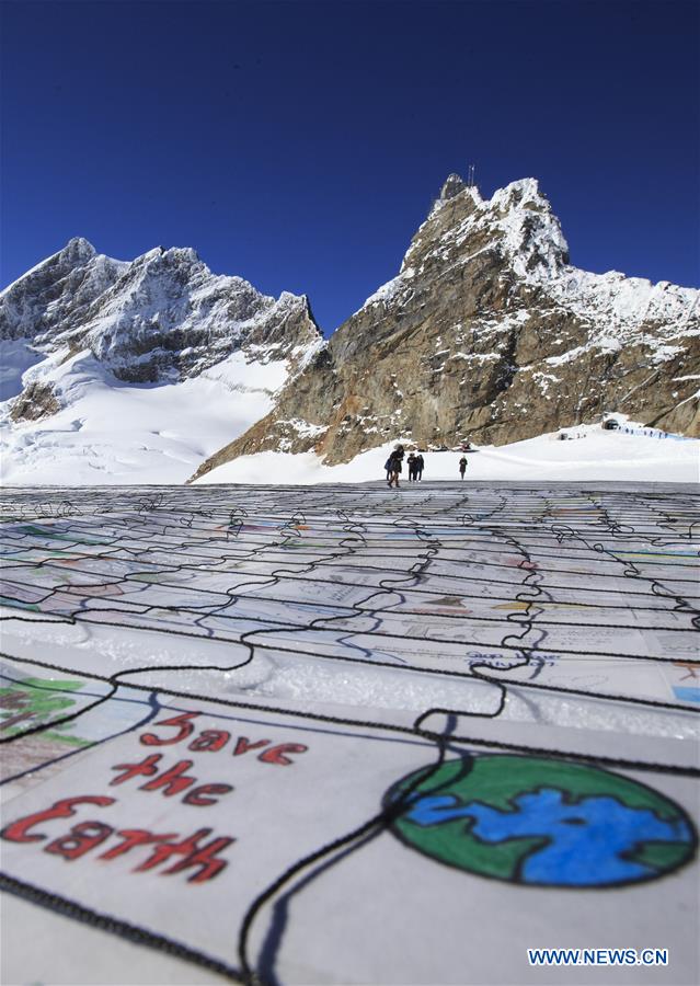 SWITZERLAND-JUNGFRAUJOCH-GIANT POSTCARD