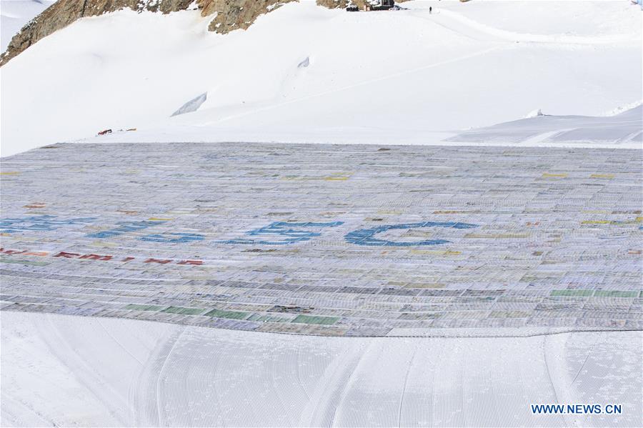 SWITZERLAND-JUNGFRAUJOCH-GIANT POSTCARD