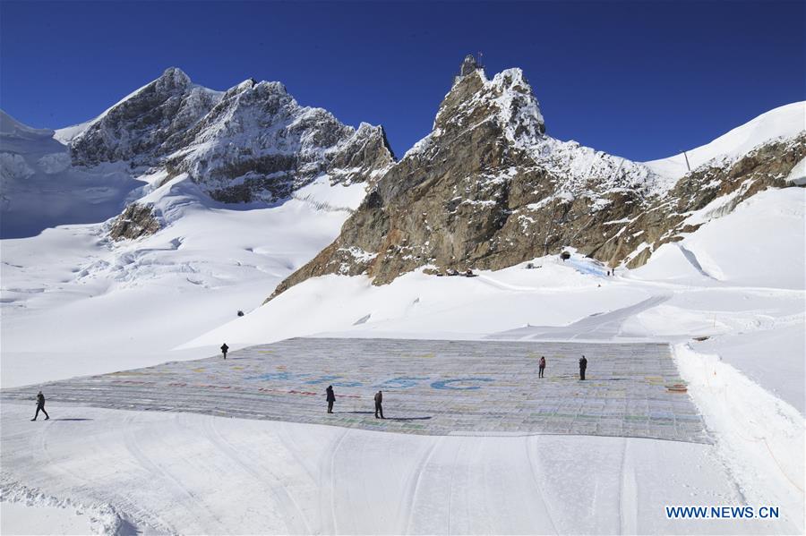 SWITZERLAND-JUNGFRAUJOCH-GIANT POSTCARD