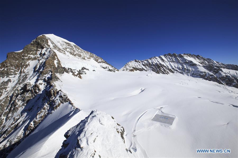 SWITZERLAND-JUNGFRAUJOCH-GIANT POSTCARD