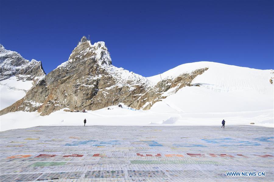 SWITZERLAND-JUNGFRAUJOCH-GIANT POSTCARD
