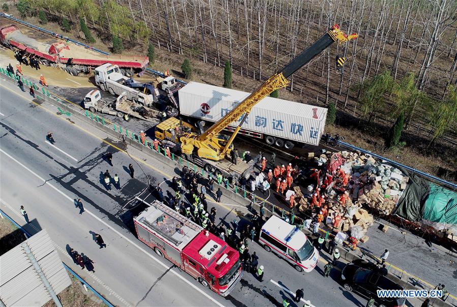 CHINA-HENAN-CAR CRASH-RESCUING (CN)