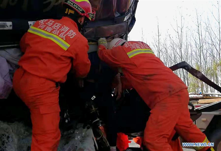 CHINA-HENAN-CAR CRASH-RESCUING (CN)