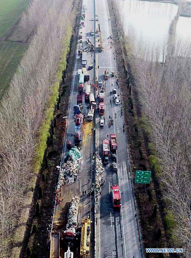CHINA-HENAN-CAR CRASH-RESCUING (CN)
