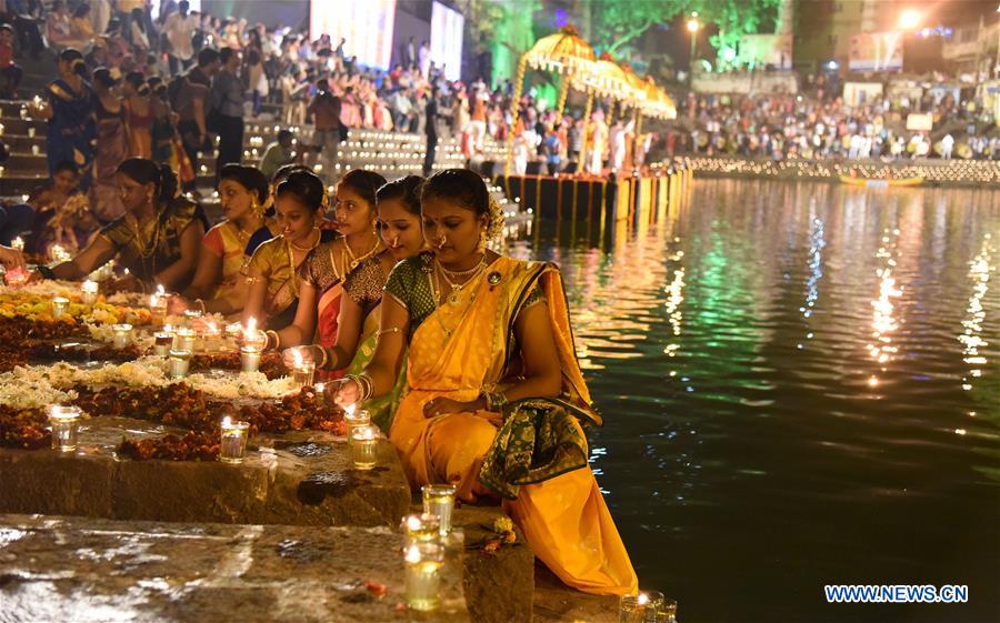 INDIA-MUMBAI-FESTIVAL-LAMPS