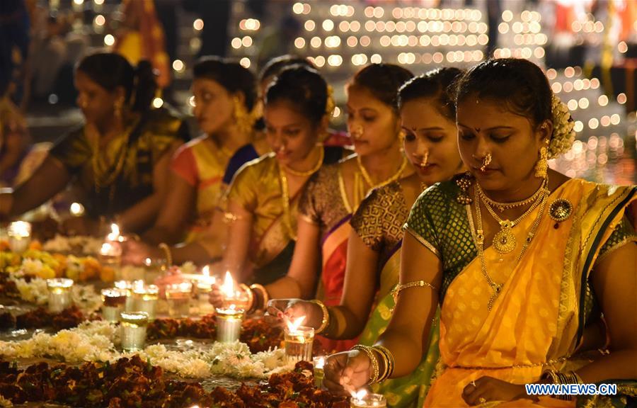 INDIA-MUMBAI-FESTIVAL-LAMPS