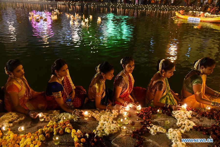 INDIA-MUMBAI-FESTIVAL-LAMPS