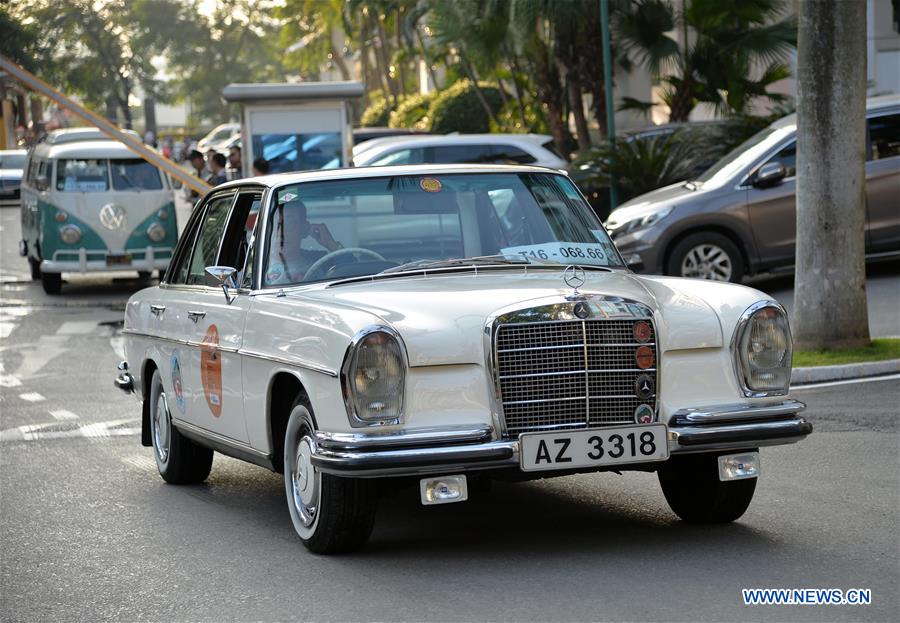 VIETNAM-HANOI-VINTAGE CAR SHOW