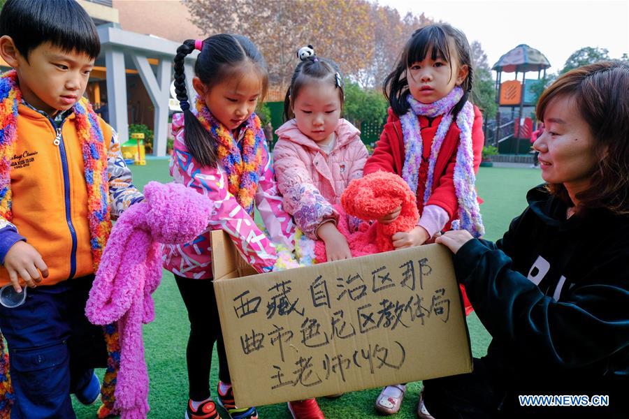 CHINA-ZHEJIANG-SCARF-GIFTS (CN)