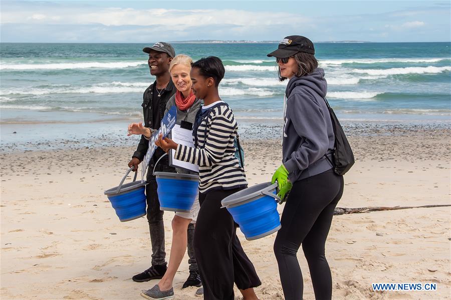 SOUTH AFRICA-CAPE TOWN-BEACH CLEANUP