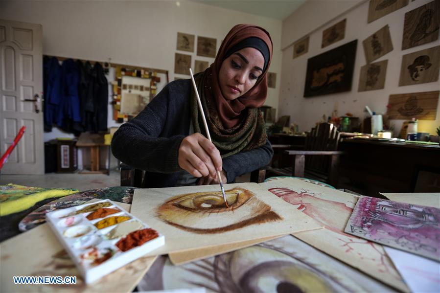 MIDEAST-GAZA-FEMALE ARTIST-ALTERNATIVE PAINTING