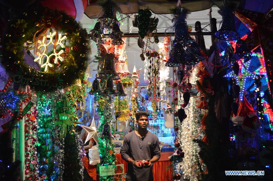 INDIA-BANGALORE-CHRISTMAS-SHOPPING