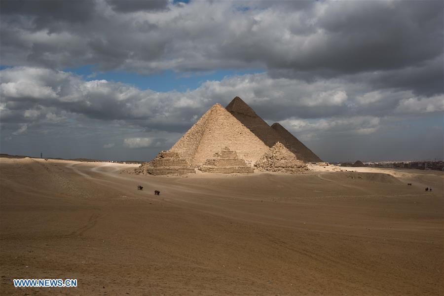 EGYPT-GIZA-GREAT PYRAMIDS-VIEW