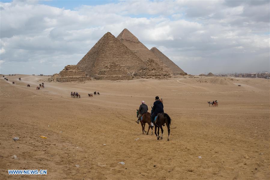 EGYPT-GIZA-GREAT PYRAMIDS-VIEW