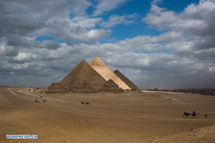 EGYPT-GIZA-GREAT PYRAMIDS-VIEW