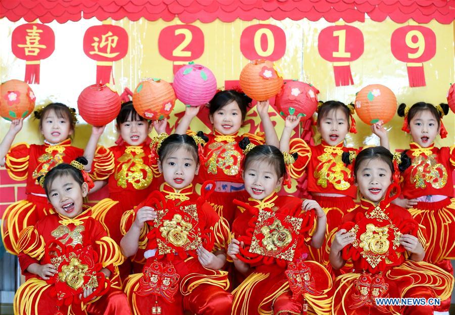 Xinhua Headlines: With varied fireworks and shared wishes, world expecting a better new year