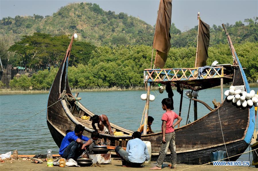 BANGLADESH-TEKNAF-FISHING-BOATS