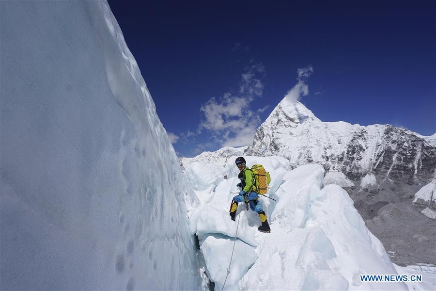 Xinhua Headlines: A Chinese mountaineer conquers the heights from rock bottom 