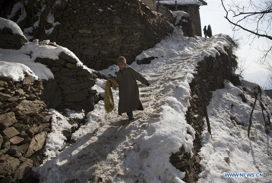 KASHMIR-SRINAGAR-WINTER-DAILY LIFE