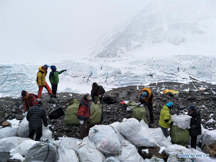 Xinhua Headlines: Collecting garbage on the roof of the world