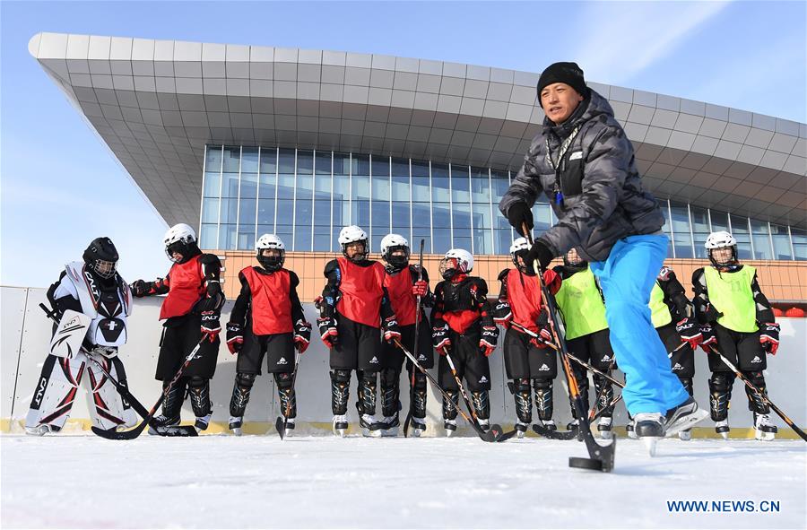 (SP)CHINA-XINJIANG-WENYUN-ICE HOCKEY-PRIMARY SCHOOL TEAM