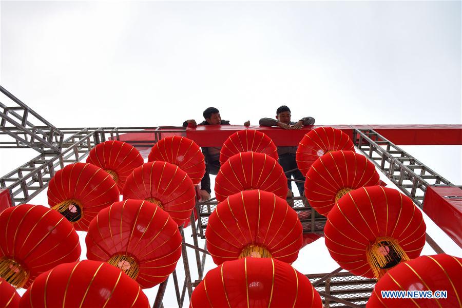 #CHINA-LUNAR NEW YEAR-DECORATIONS (CN)