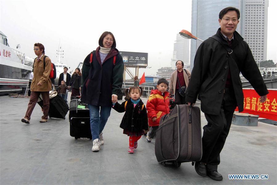 (MOMENTS FOREVER) CHINA-SPRING FESTIVAL-HOMEWARD BOUND-FAMILY REUNION (CN)