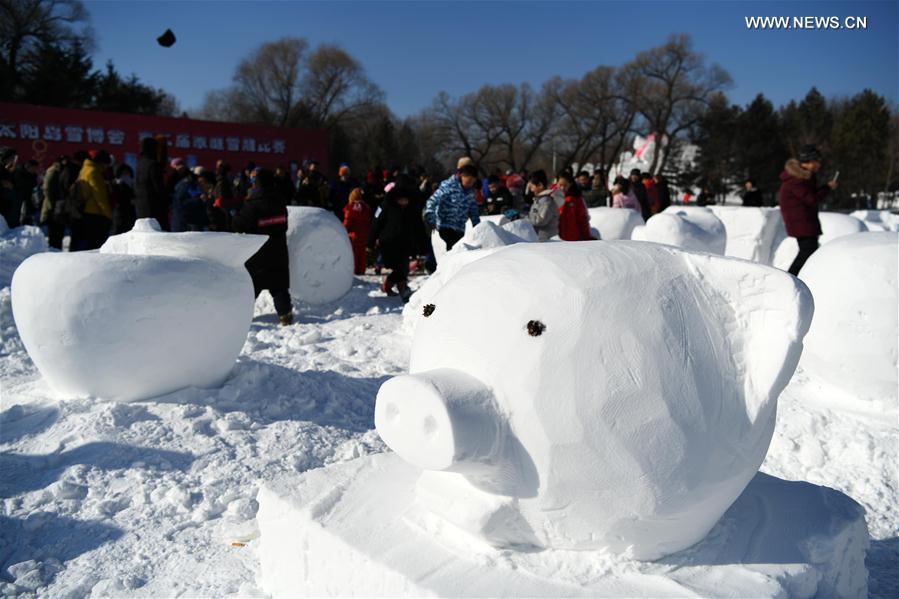 CHINA-HARBIN-FAMILY SNOW SCULPTURE COMPETITION (CN)