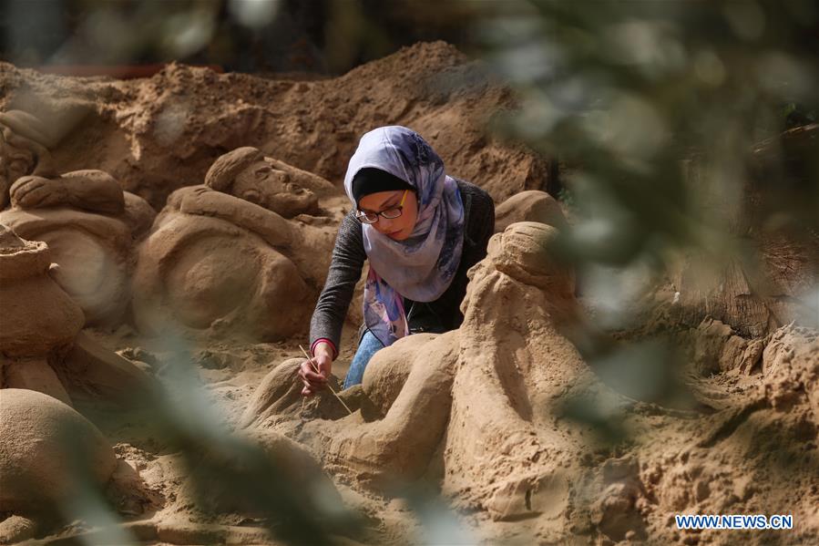 MIDEAST-GAZA-SAND SCULPTURES-WOMAN