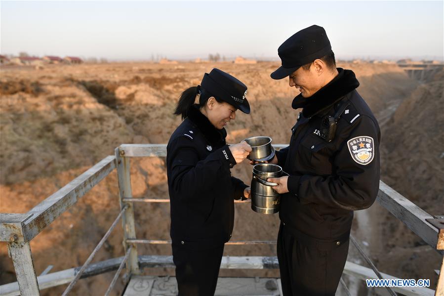Xinhua Headlines: Guarding a 36-km railway line with love