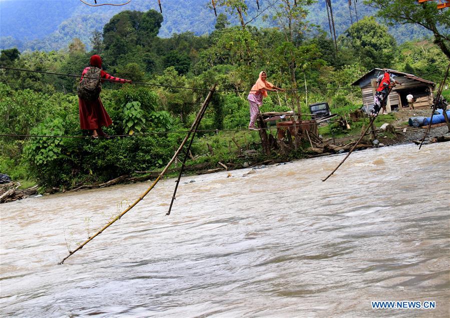 INDONESIA-ACEH-DAILY LIFE-CROSSING RIVER