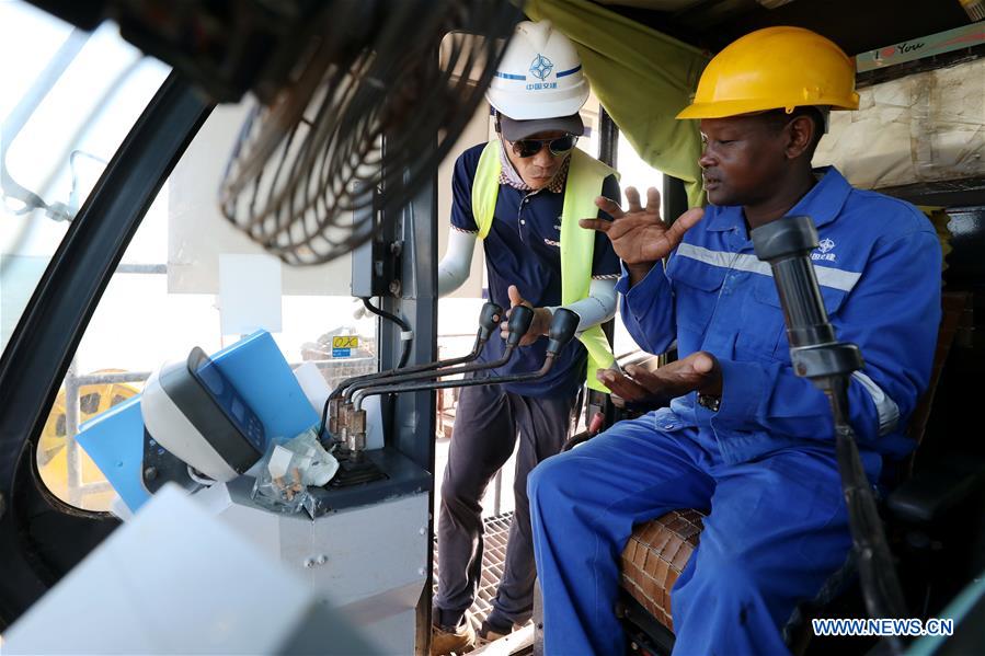 KENYAN-LAMU PORT-CRANE-STUDENT