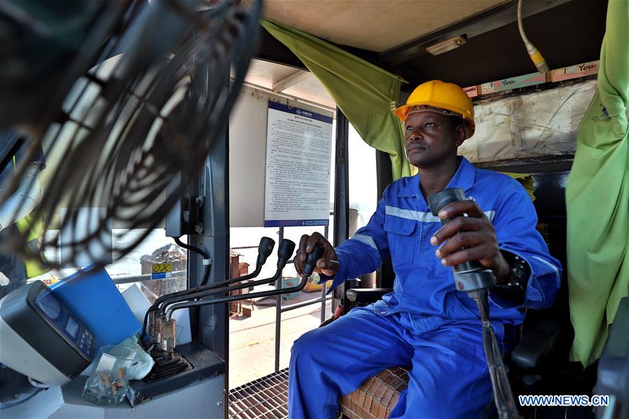 KENYAN-LAMU PORT-CRANE-STUDENT