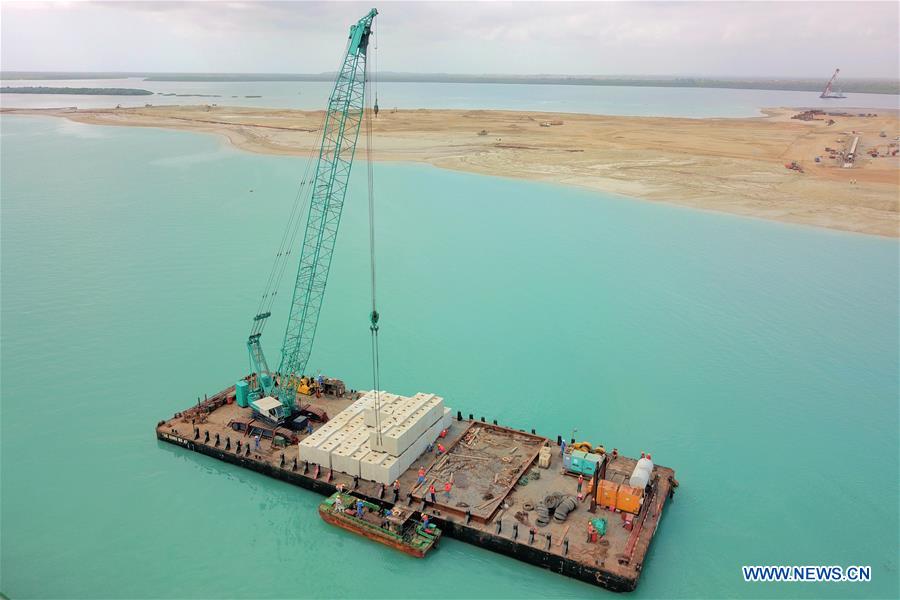 KENYAN-LAMU PORT-CRANE-STUDENT