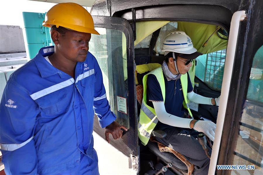 KENYAN-LAMU PORT-CRANE-STUDENT