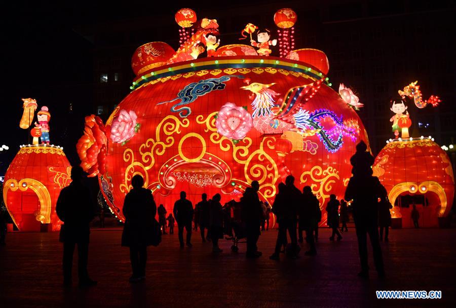 People view lanterns on eve of Spring Festival in Hubei Xinhua
