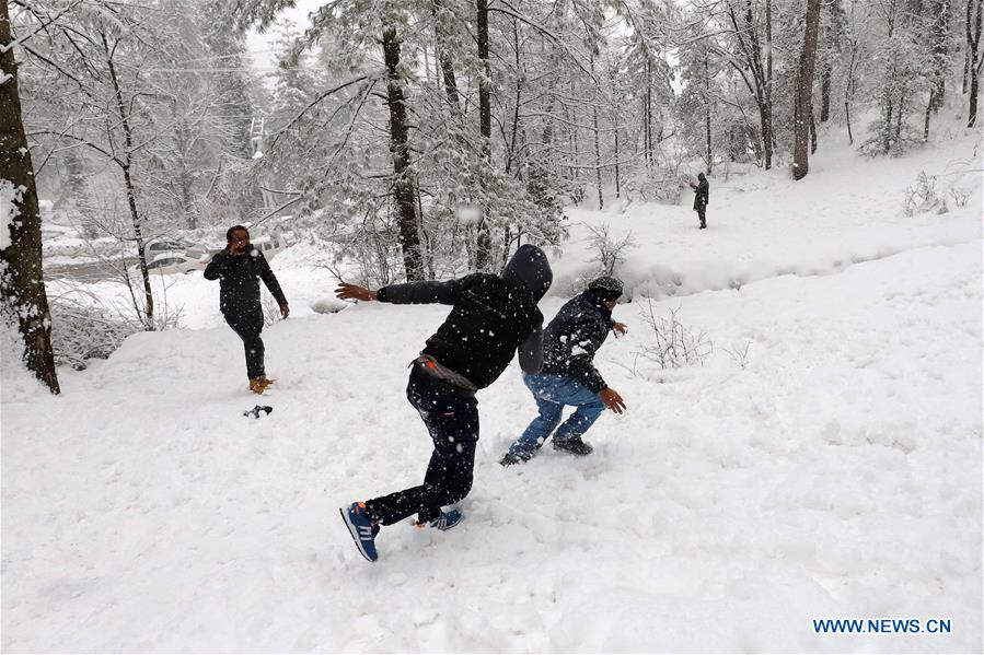 PAKISTAN-MURREE-HEAVY SNOWFALL-TOURISTS