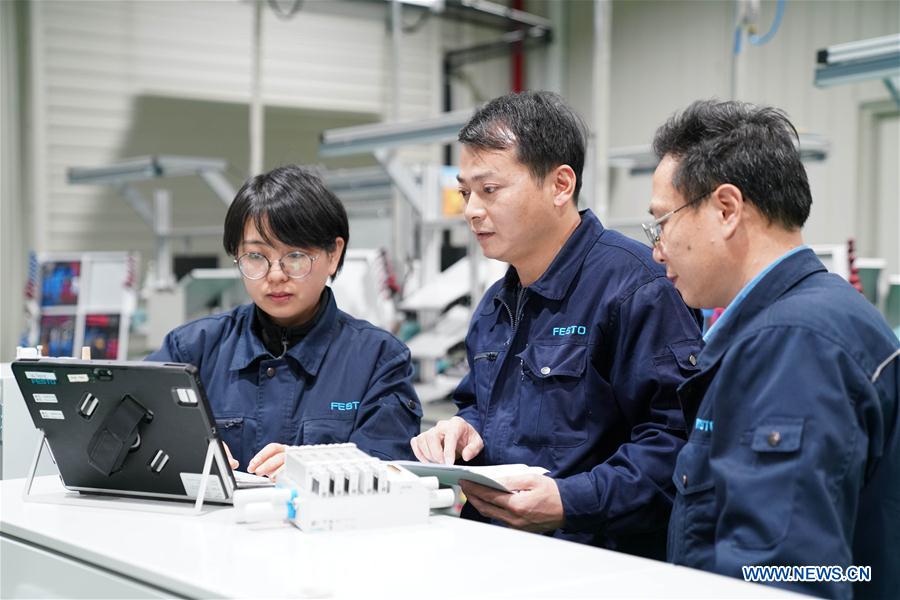 Xinhua Headlines: Opening door wider, snapshots in China