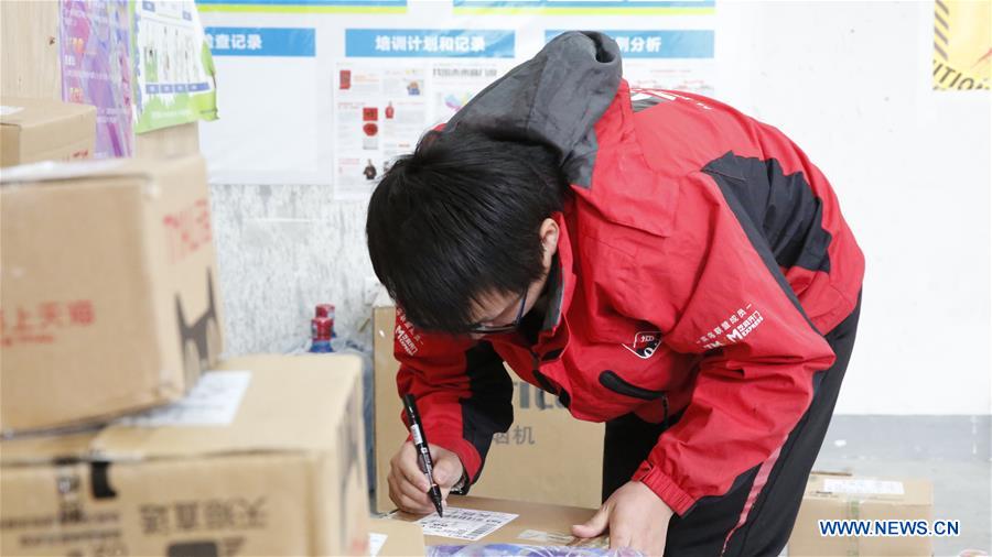 Xinhua Headlines: From nobody to somebody, China's deliverymen work hard for better life
