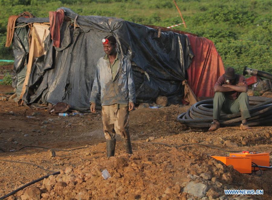 ZIMBABWE-MASHONALAND WEST-MINE FLOOD-RESCUE