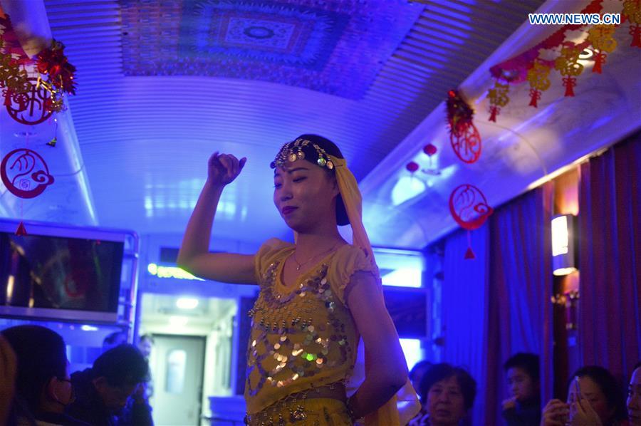 CHINA-GANSU-RAILWAY-DANCER (CN)