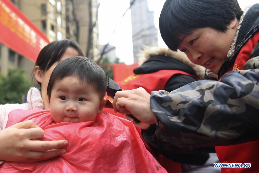 CHINA-ER YUE ER-HAIRCUT (CN)