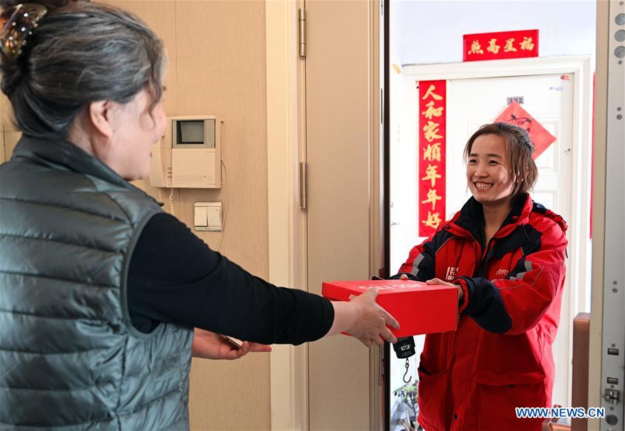CHINA-BEIJING-DELIVERY WOMAN (CN)