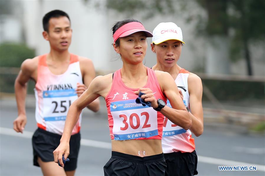 (SP)CHINA-HUANGSHAN-ATHLETICS-RACE WALK-LIU HONG-WORLD RECORD(CN)